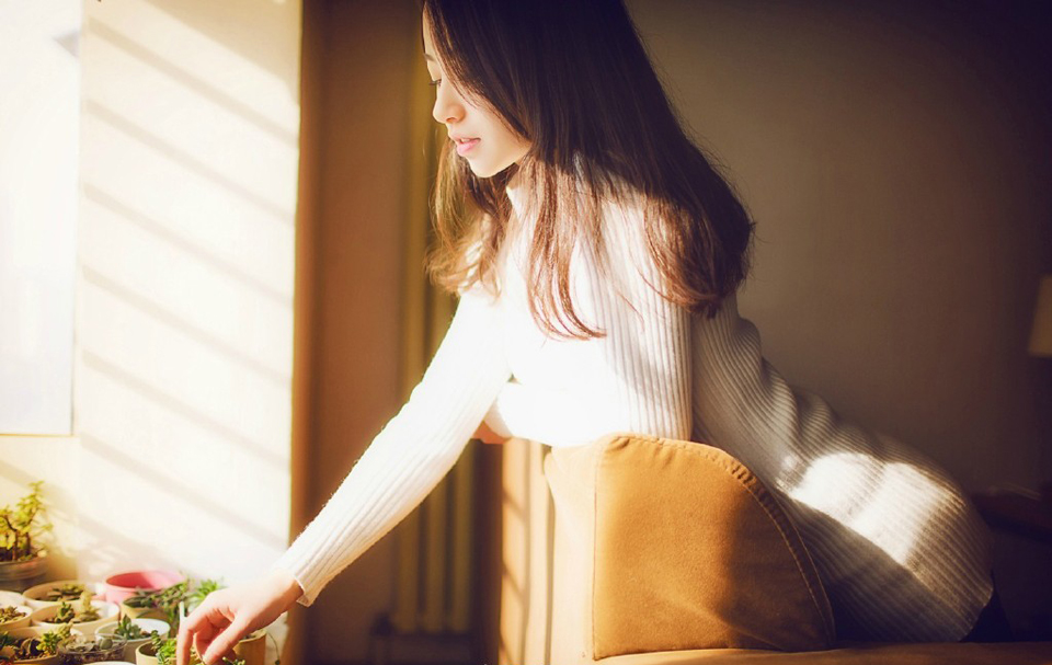 姐妹俩依言进来，大乔担忧的看了小乔一眼，连忙向吕布道：“夫君，妹妹她只是……毕竟当年也算相识一场，并不是……”